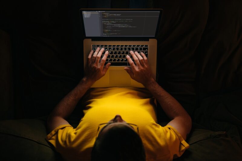 Programer radi na laptopu tokom prvog hostovanja AI modela i podešavanja serverskog okruženja