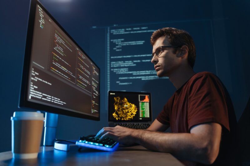 Programer pokreće AI model lokalno na računaru koristeći Python kod i razvojno okruženje