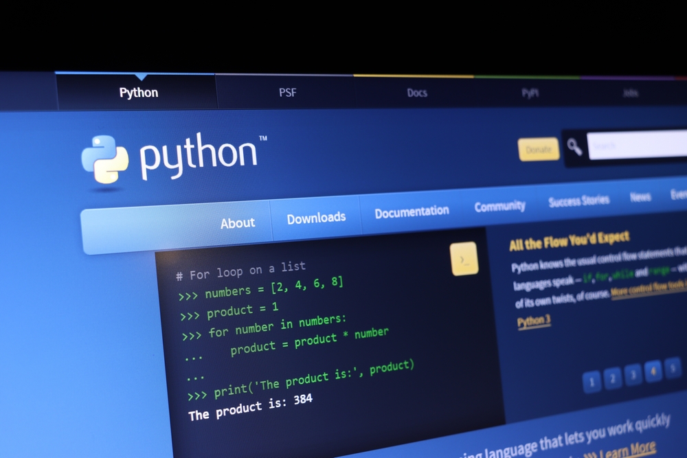 Pokretanje AI modela u Pythonu prikazano kroz Python platformu i programski kod na računaru